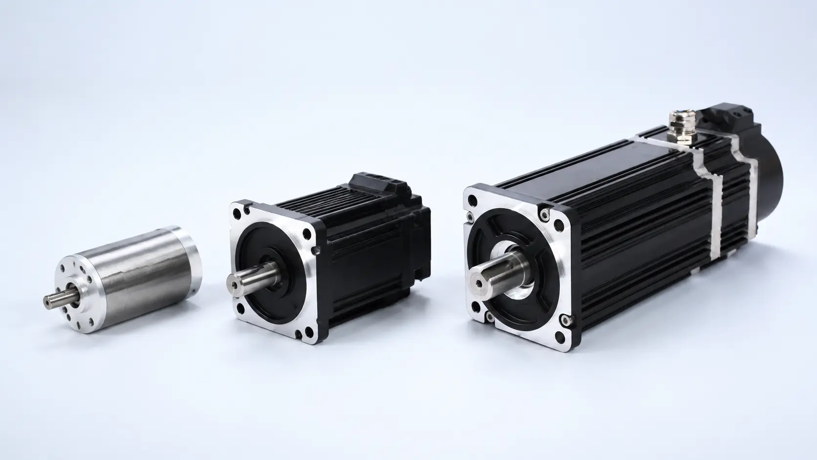 Low-voltage servo motor family arranged from compact to larger frame size